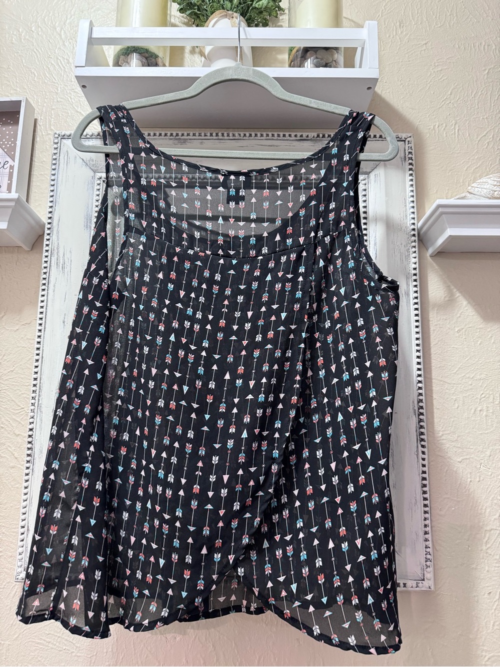 Torrid Black Arrow Print Sleeveless Blouse Sz 00 but runs large - Picture 7 of 7